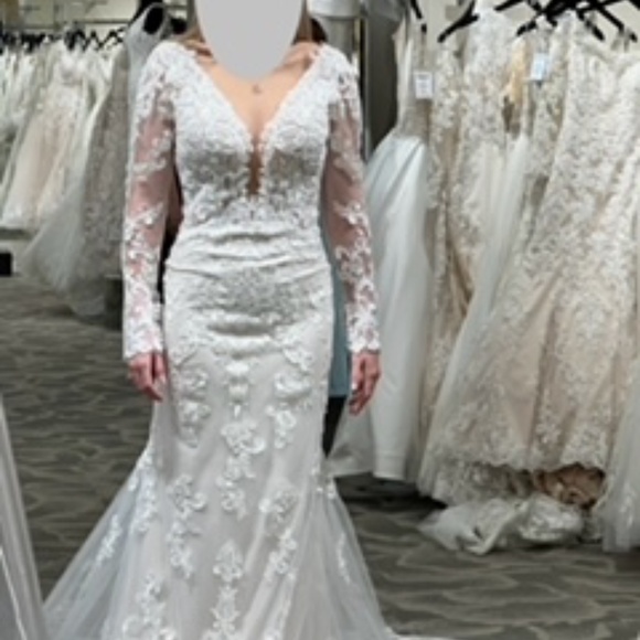 Wedding gown - Picture 5 of 9